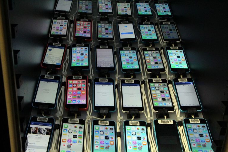 Facebook teste ses applications sur plusieurs téléphones