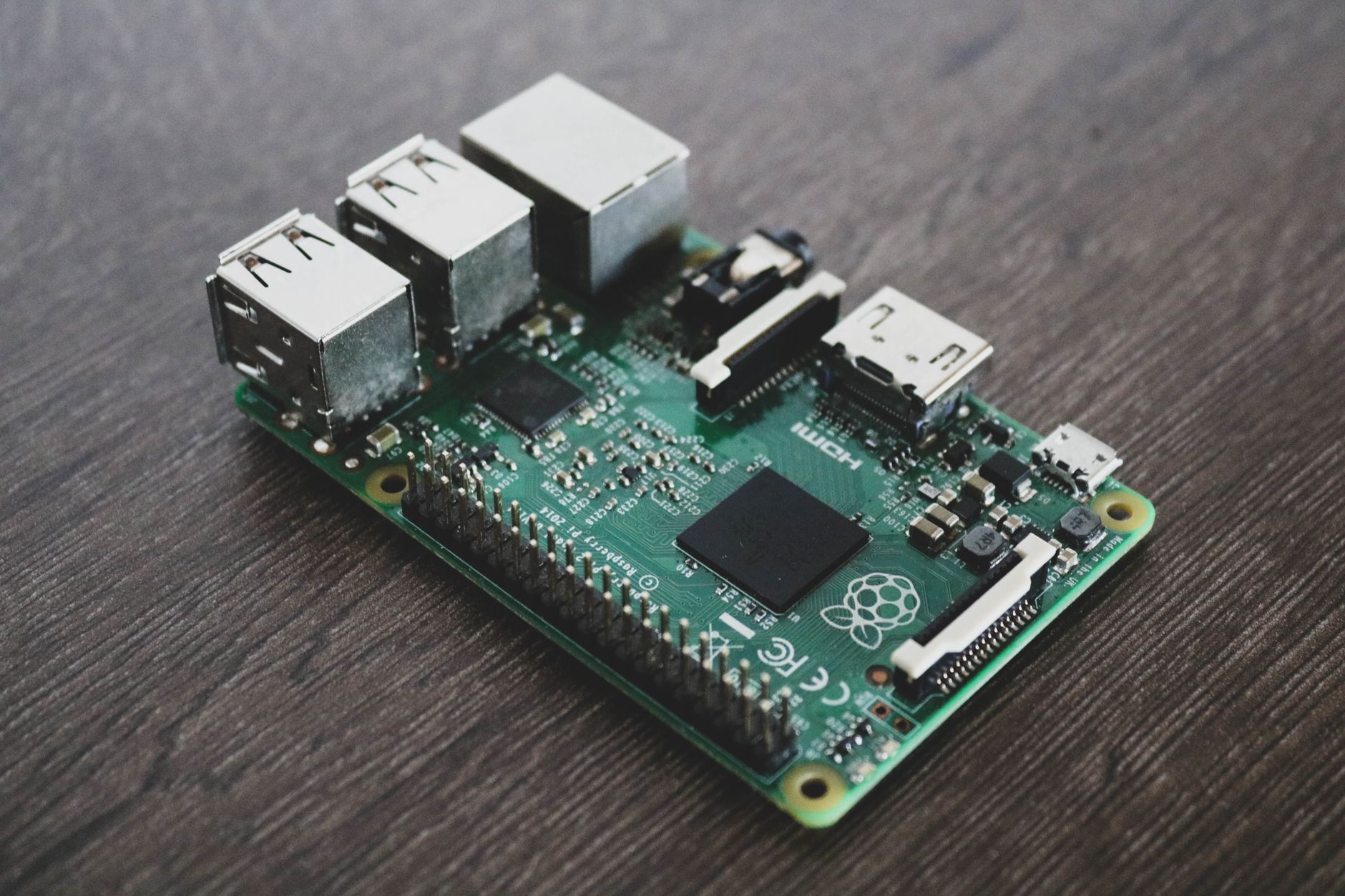 Vue détaillée d'une carte de circuit Raspberry Pi avec des micro-puces et des composants.
