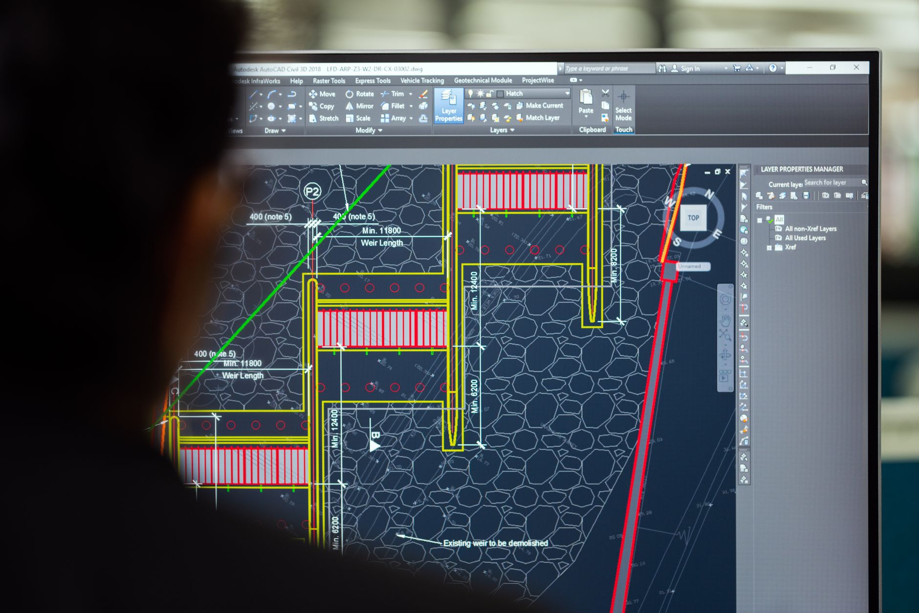 Écran d’ordinateur affichant des plans et des schémas techniques de conception assistée par ordinateur.