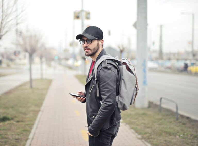 À l’étranger, eSIM et Wi-Fi peuvent alléger nettement la facture mobile